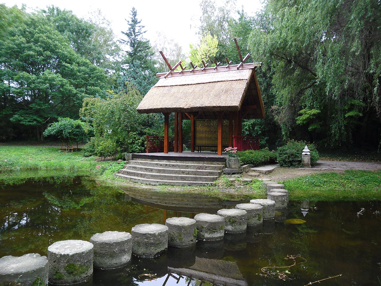 Arboretum-Mlynany-Japonska-besiedka