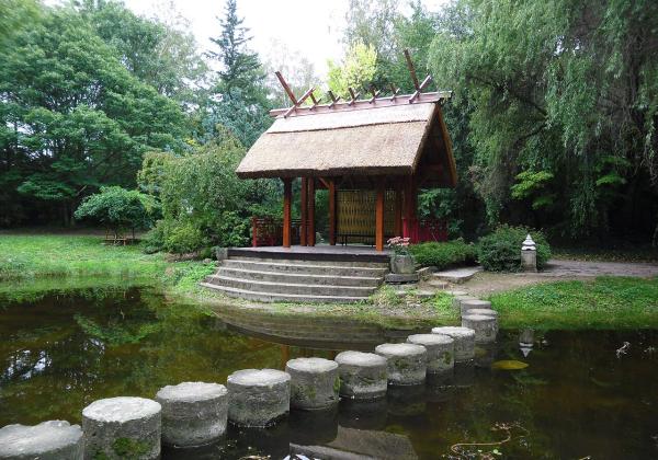 Arboretum-Mlynany-Japonska-besiedka